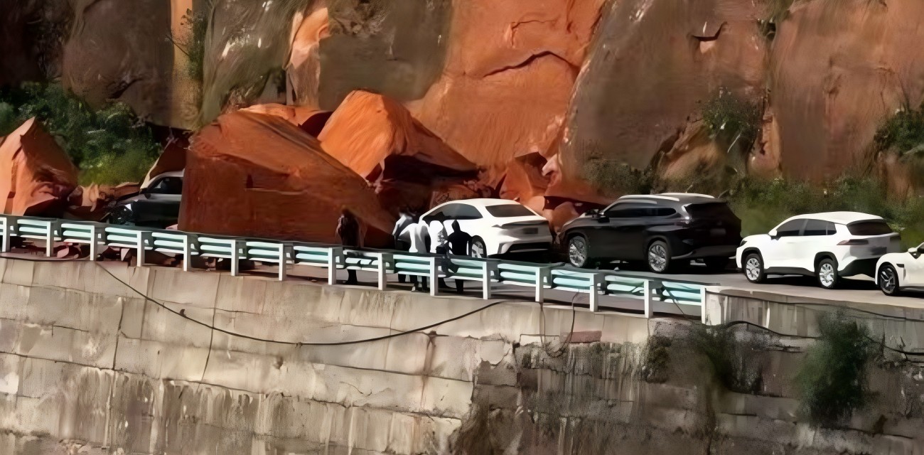 贵州赤水丹霞大瀑布惊魂一刻 巨石塌方砸车 游客神走位逃命无伤