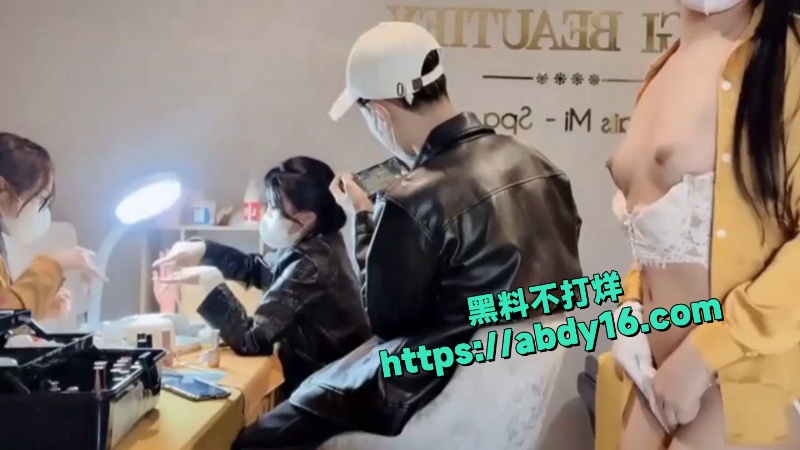高颜值少妇美甲店大胆露出 4