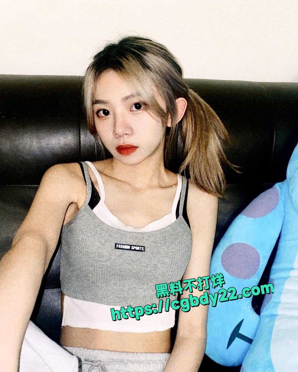 偷拍大神蹲守很久才拍到的IG小网红尿尿5