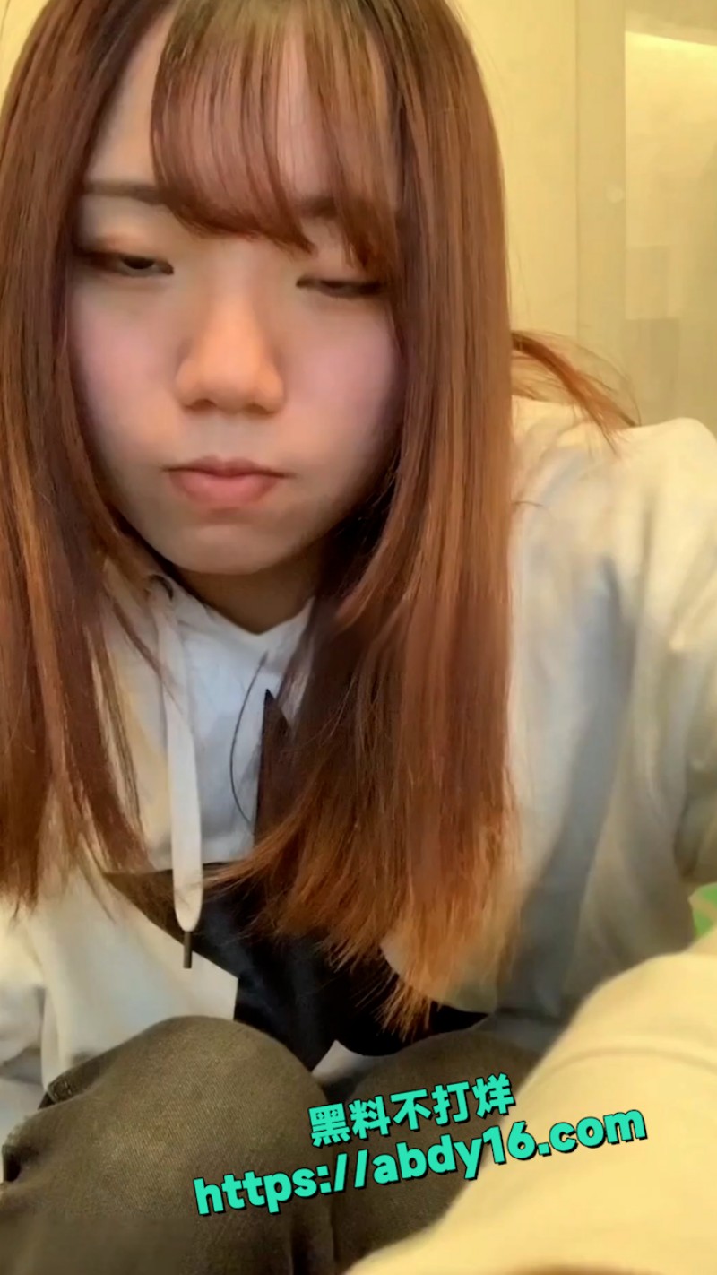 网咖美少女偷偷自拍 1