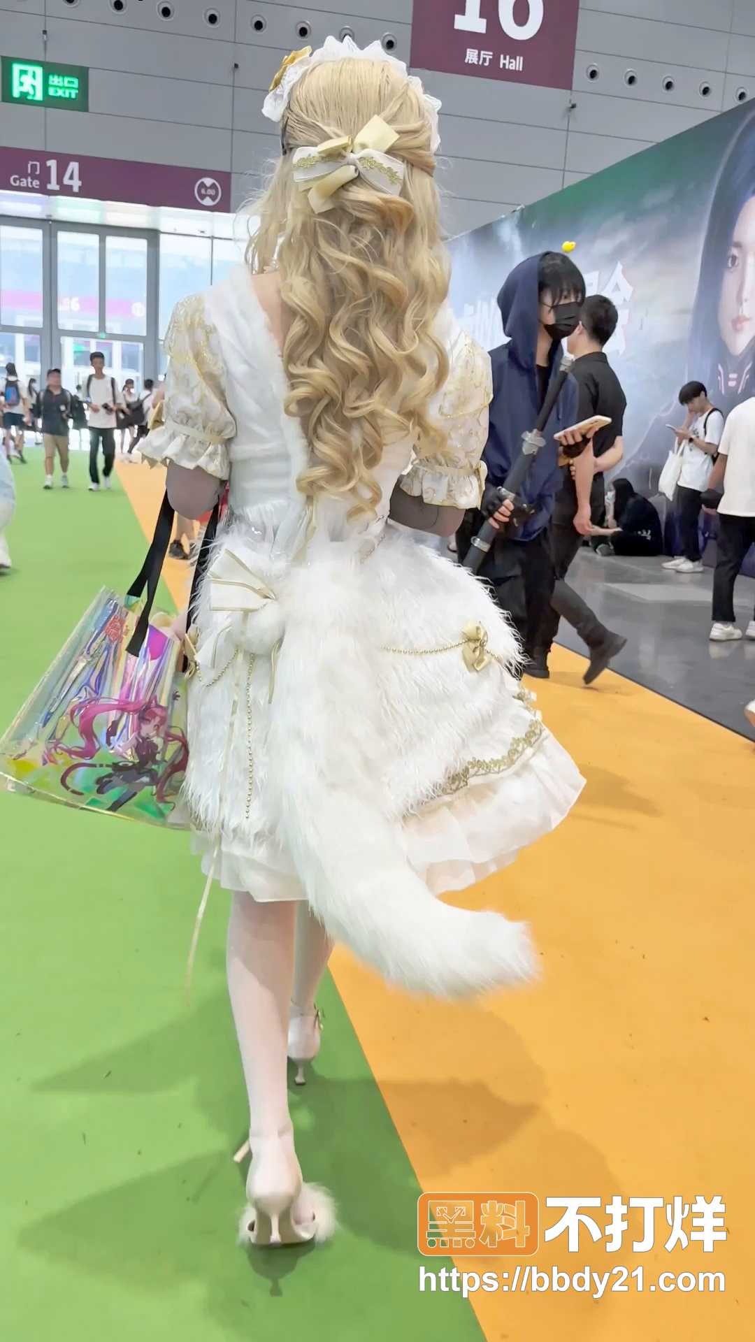KFC漫展抄底金发白丝洛丽塔妹子1