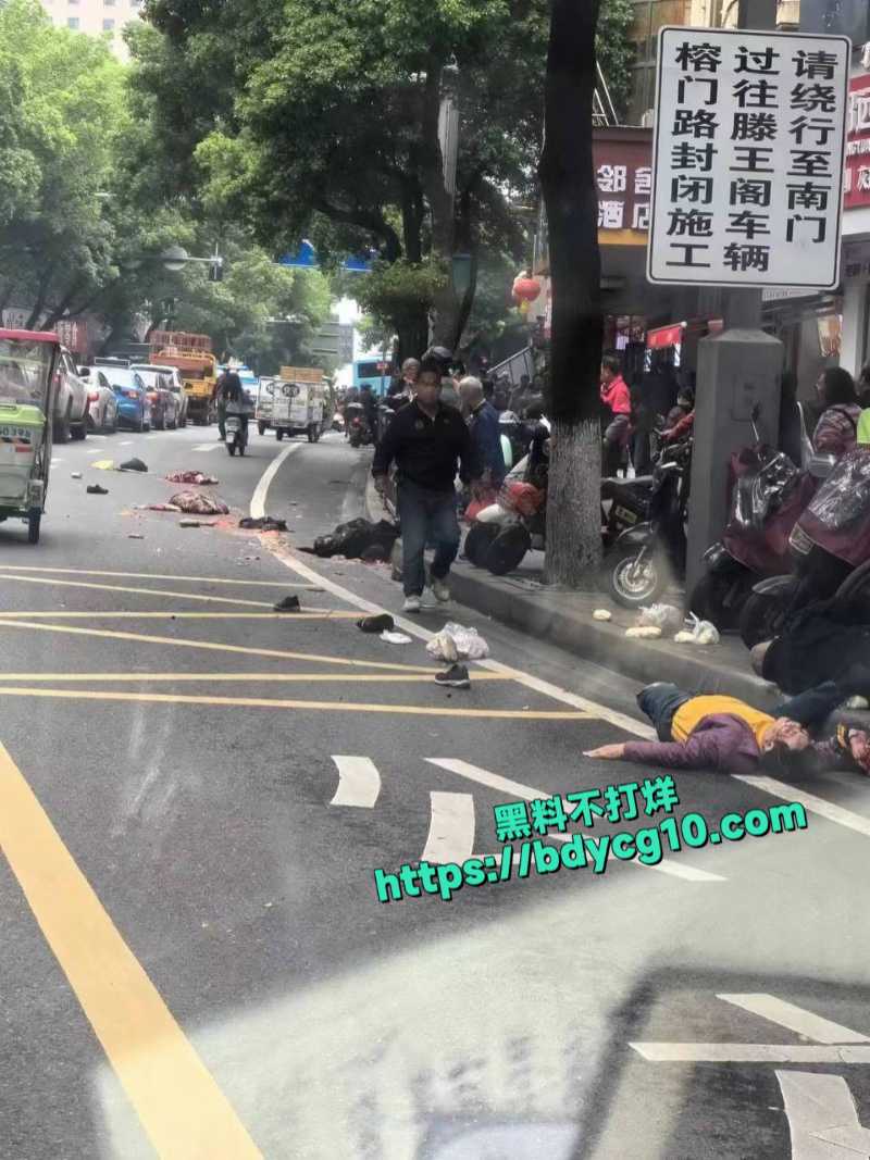 江西南昌公交车失控撞人2