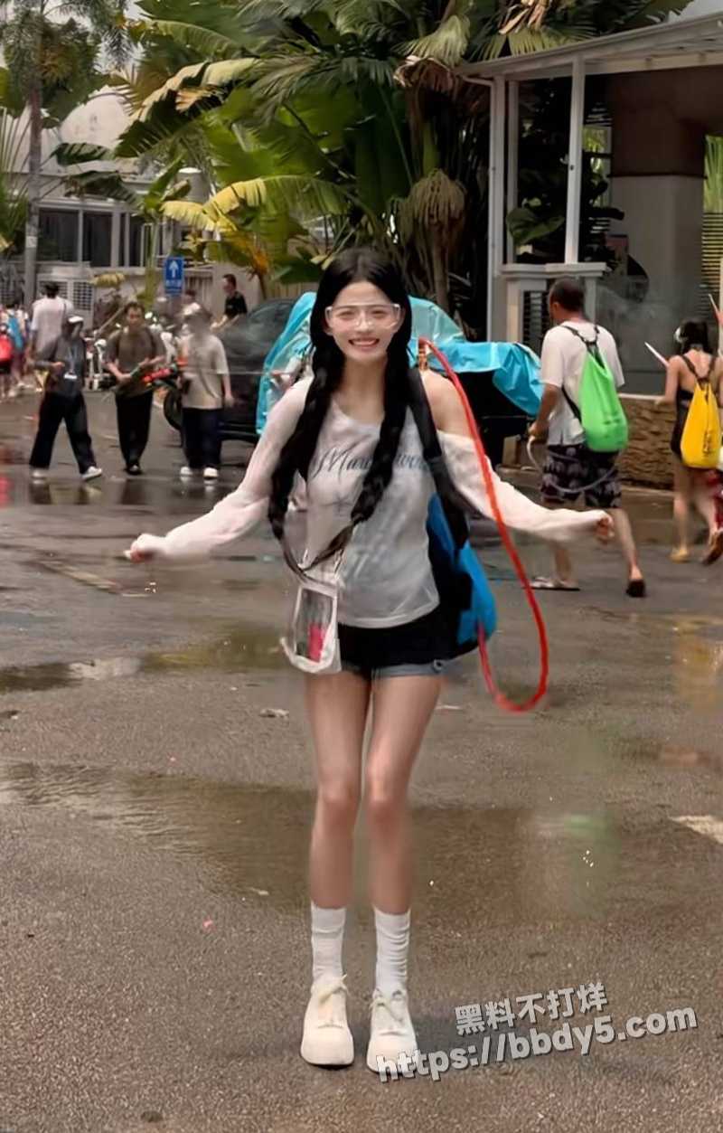 云南西双版纳景洪市的泼水节6