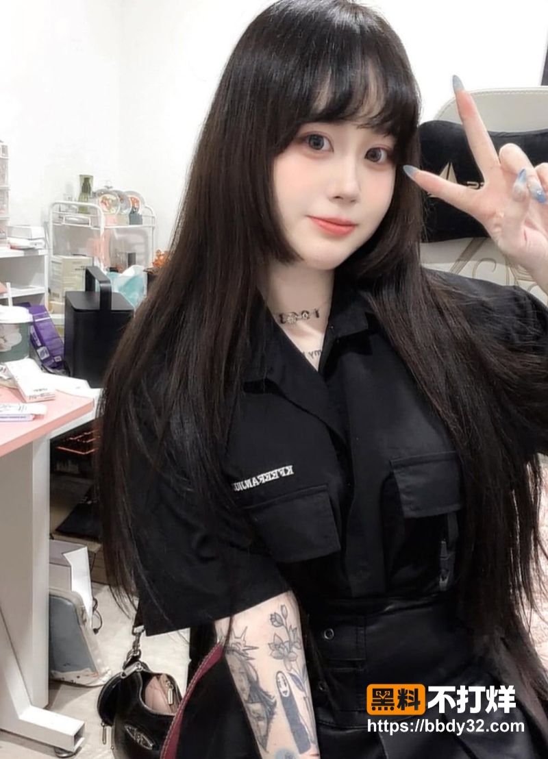 高颜值纹身巨乳小网红花花2