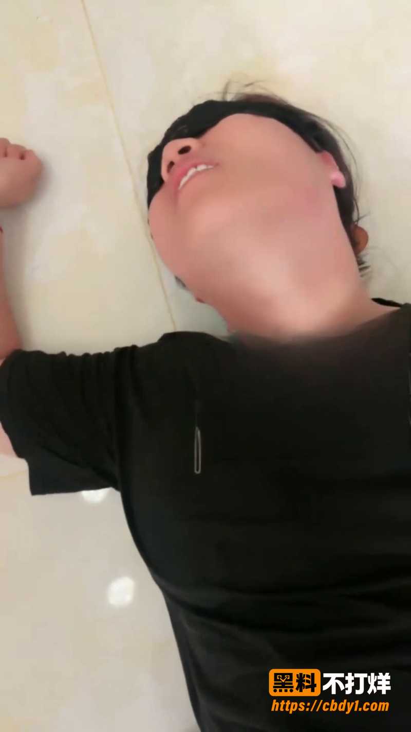 白衣女主导黑衣妹子蒙眼跪地含脚趾3