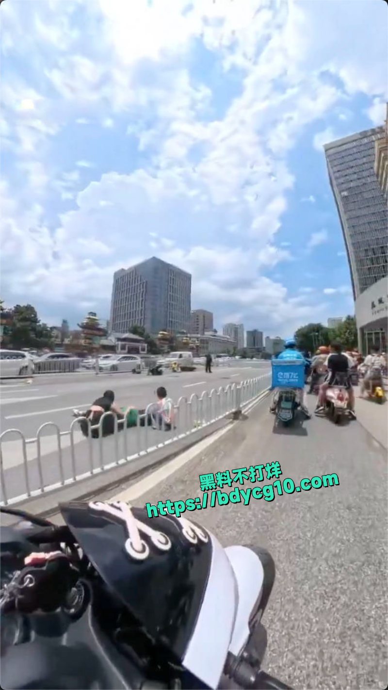 云南省昆明市金碧路发生汽车蓄意撞击多人事故3