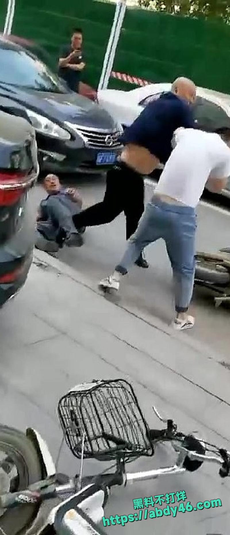 光头男路怒症街头打架05