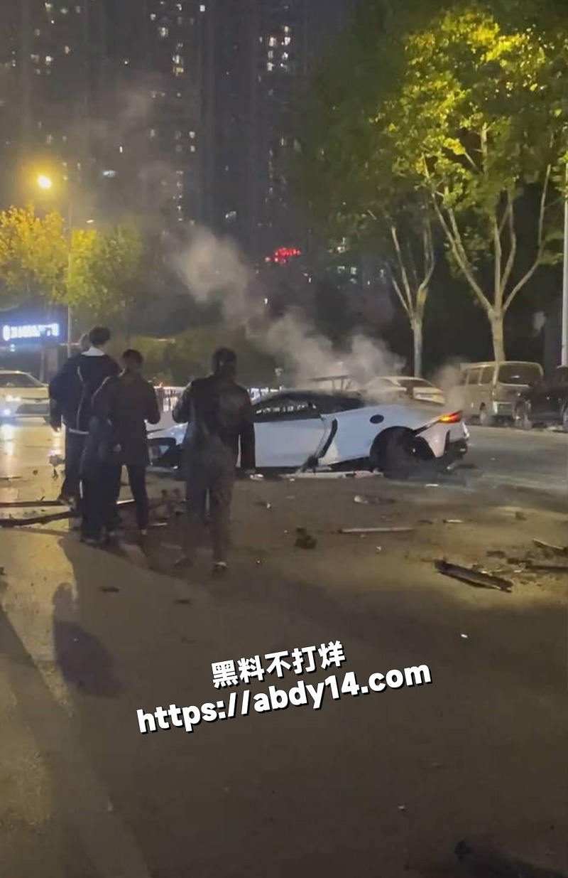 江西九江迈凯伦深夜飙车翻车3
