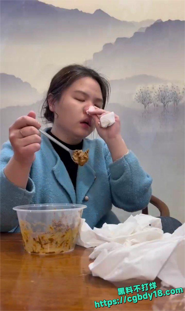 找男模没钱给 吃屎抵账1