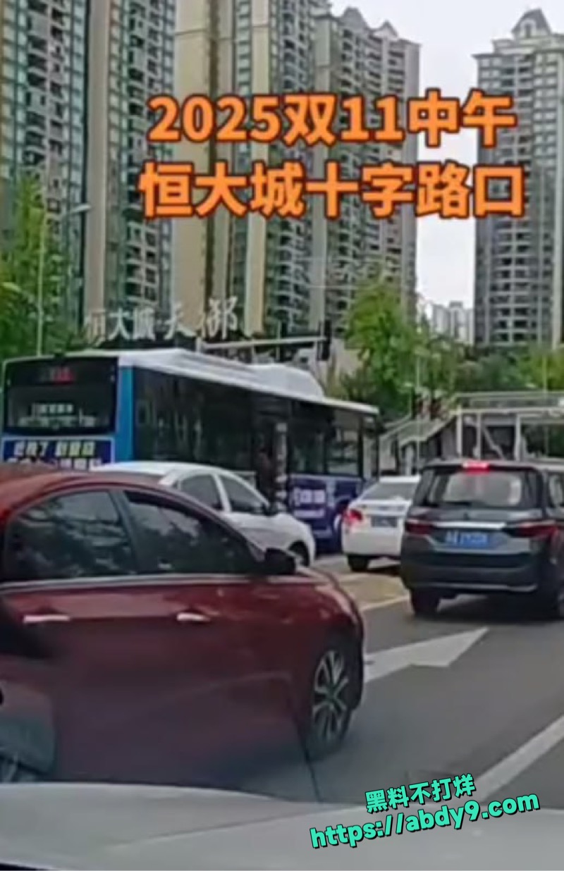 重庆巴南李家坨渣土车侧翻5