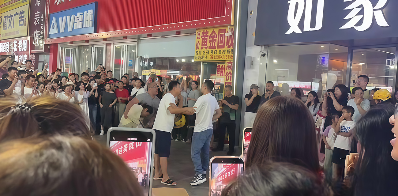 山东青岛李村乐客城抓奸事件现场 男子当场抓包妻子与奸夫双方理论 多人围观手机拍摄全程曝光