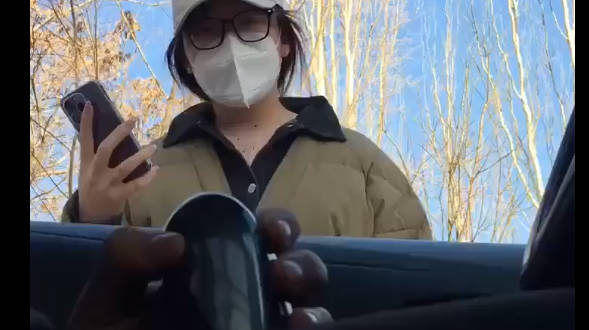 男子车上搭讪路人妹子帮忙扶飞机杯 有爱心妹子配合玩弄 街头奇葩刺激玩法