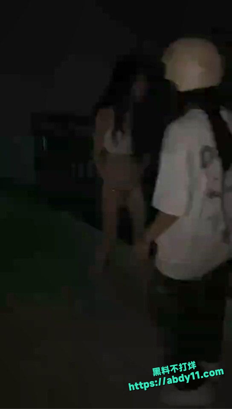 广东精神小妹扒光路人衣服狂揍3