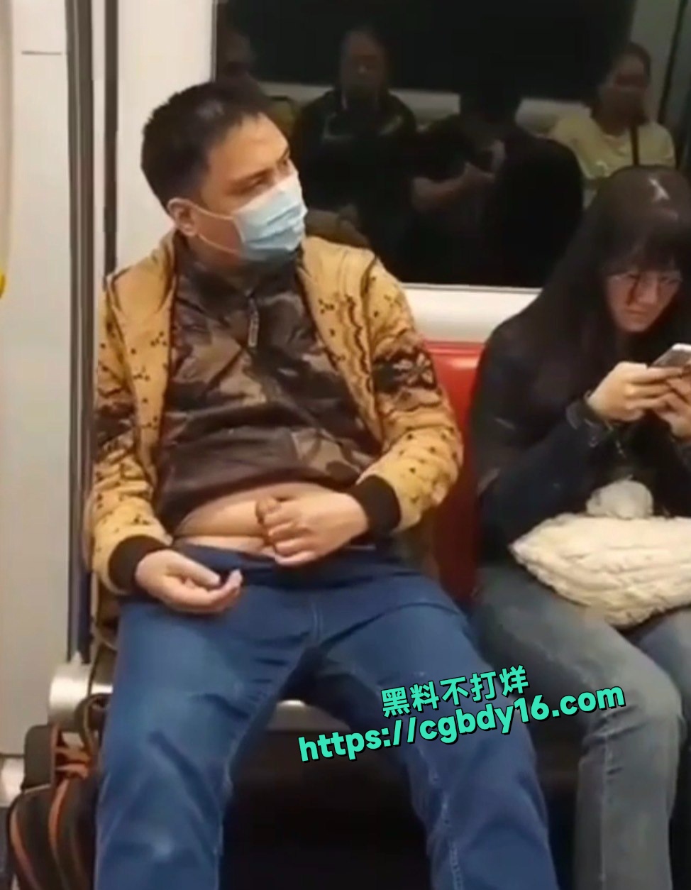 在地铁上直接打飞机5