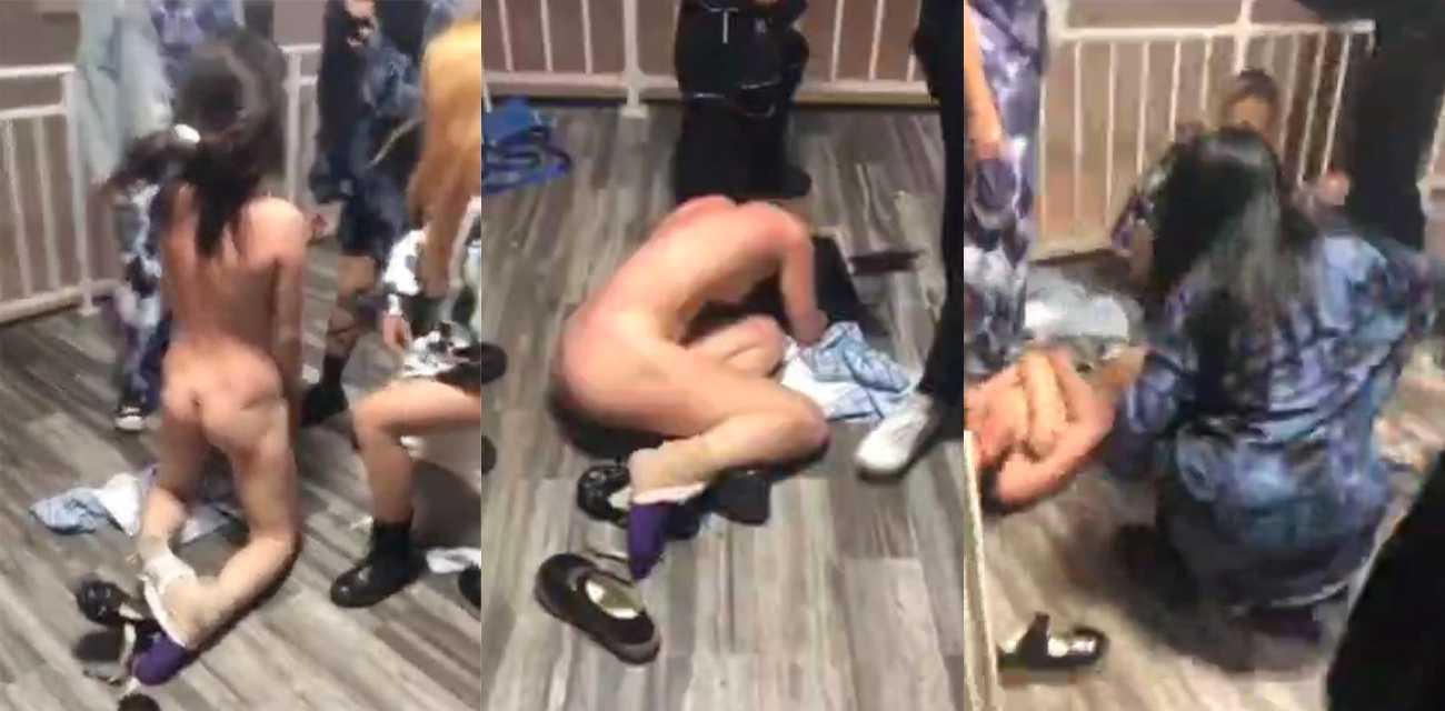 精神小伙小妹霸凌可怜少女 脱光衣服水瓶插逼强迫下跪 最恶劣的是强迫女孩吃屎