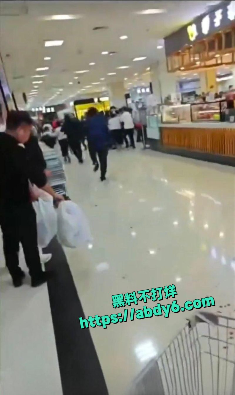 河南许昌胖东来时代广场一楼发生疑似持刀伤人事件1