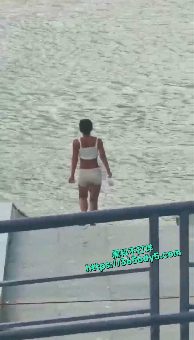 这么多人就开始裸泳了1