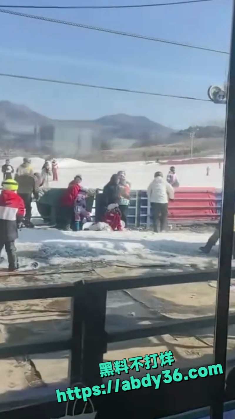 辽宁某滑雪场突发缆车失控 1