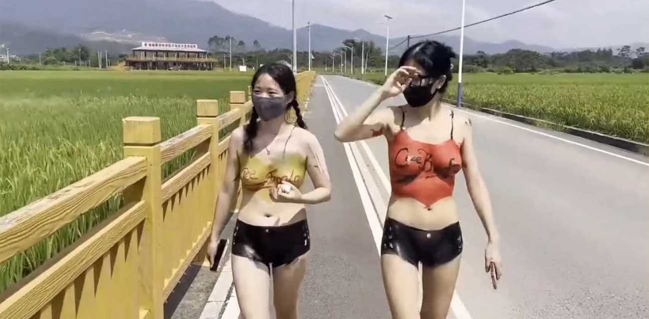 户外露出博主cikaimoon与闺蜜 闹市区公园人前展示 氛围私密而紧张