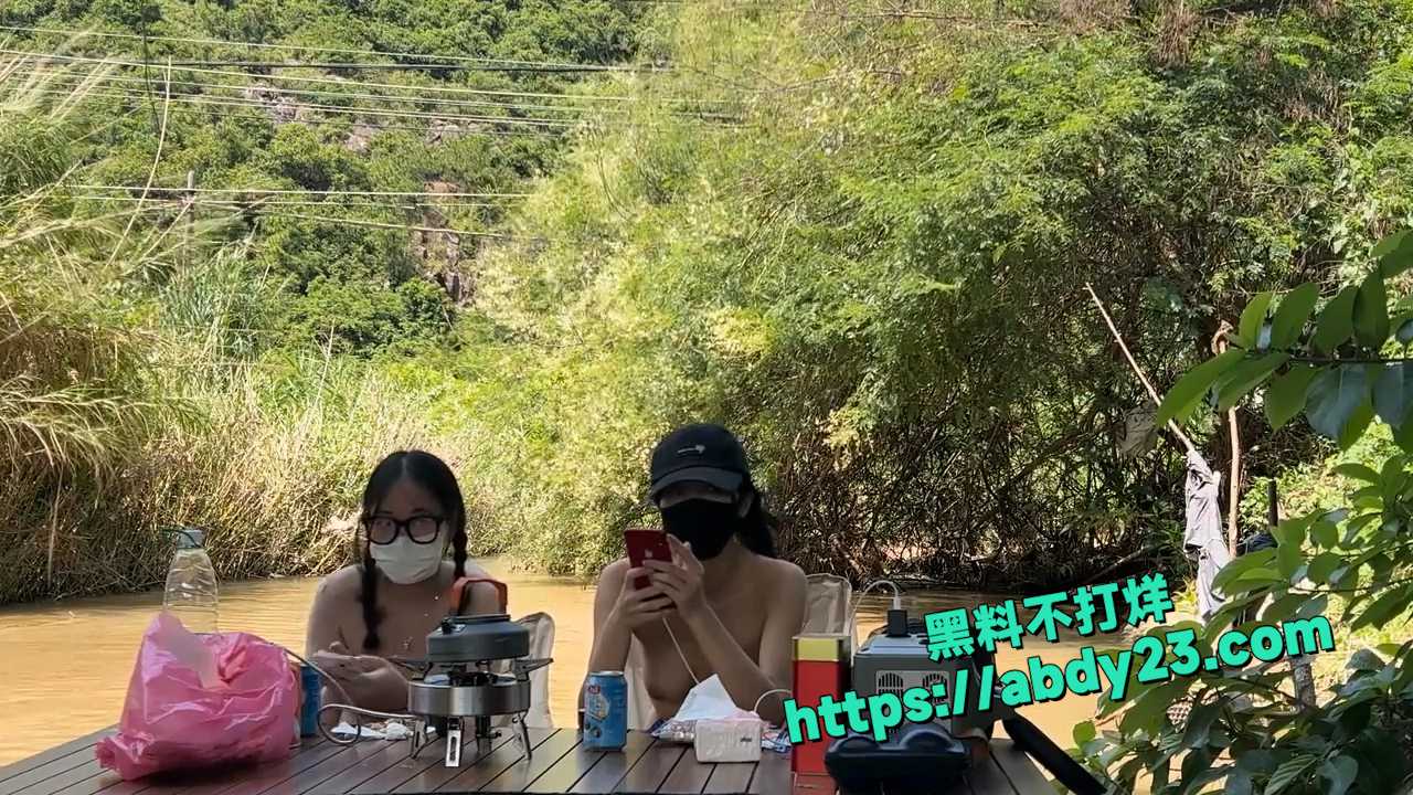双女全裸 野外露营休闲 9