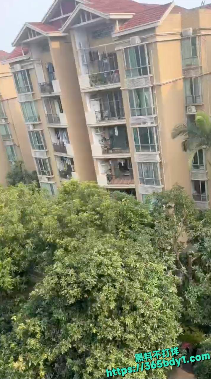 母狗在家不穿内衣被对面老王偷拍4