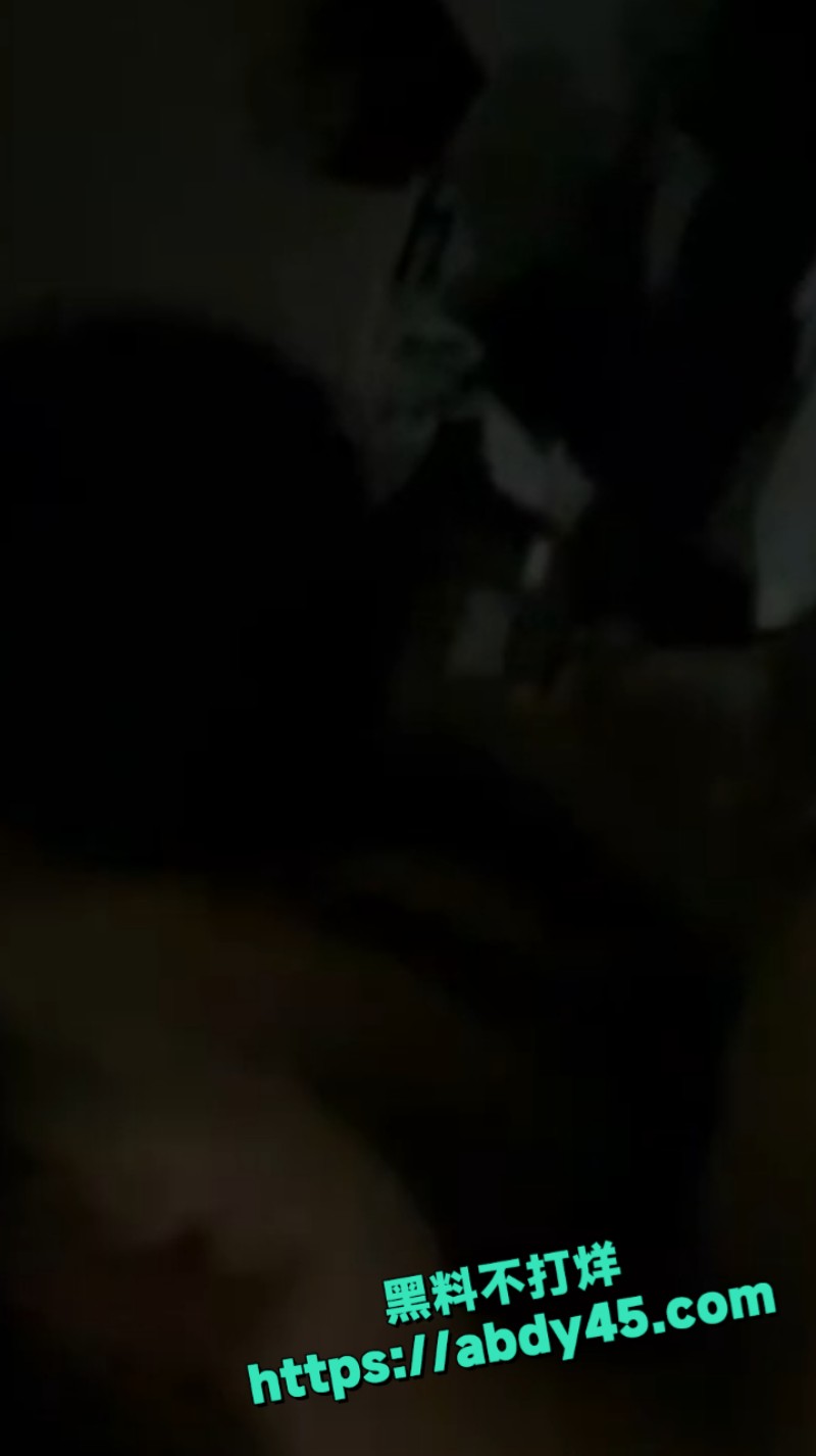 女生和男友炮友睡一张床 6