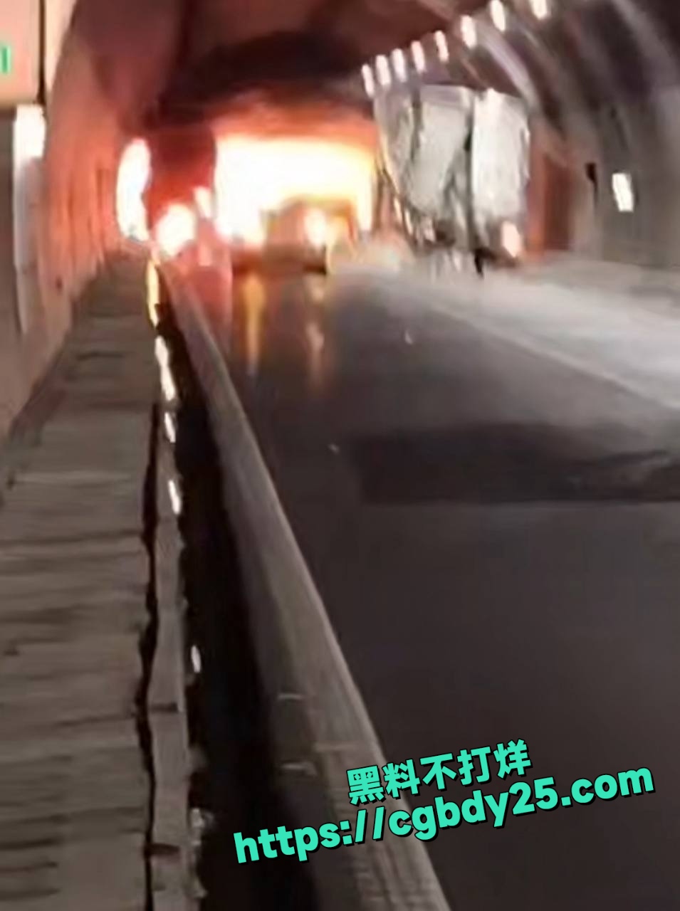 成巴高速拉液化气罐的车爆炸了9