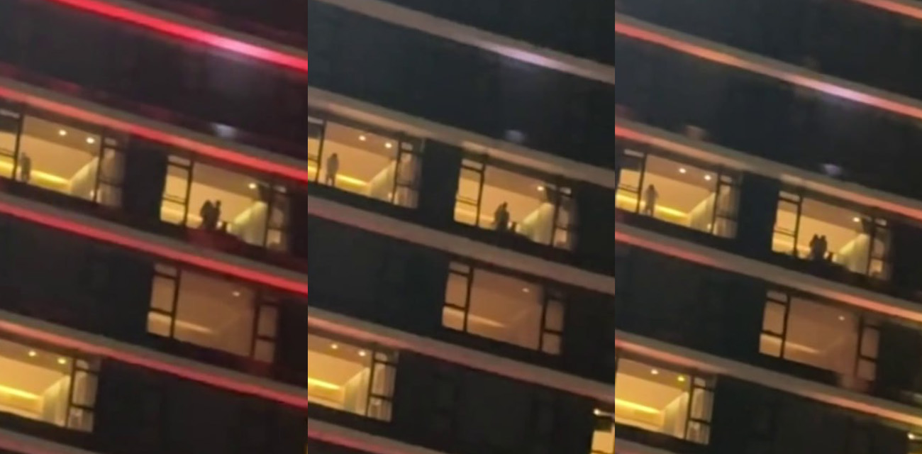 路人偷拍酒店落地窗精彩性爱画面 两男一女在窗前椅子上激情多人游戏