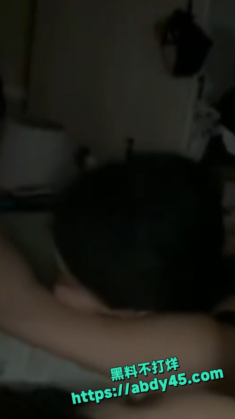 女生和男友炮友睡一张床 8