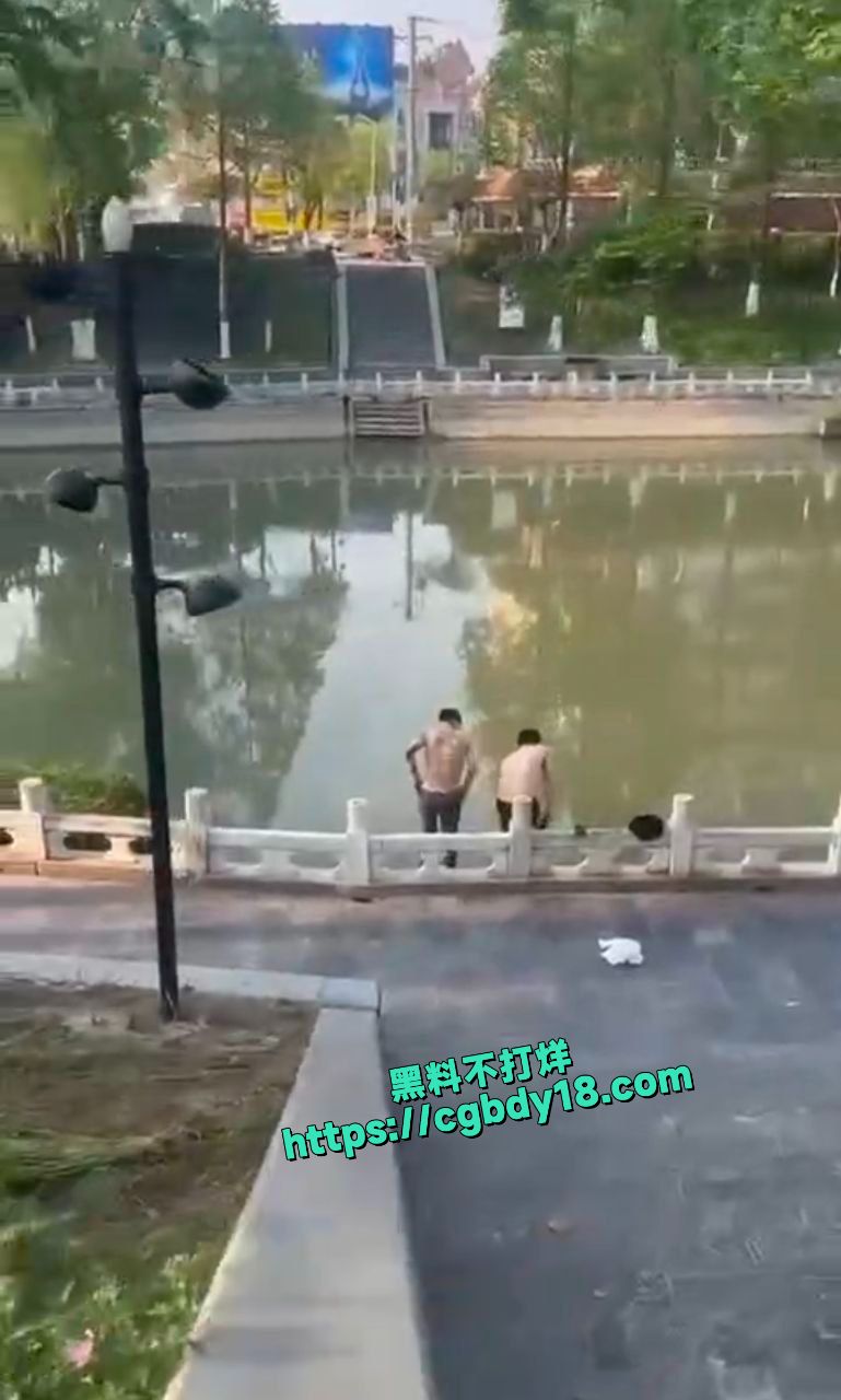 两名男子疑似打赌下河 结果一人发生意外6