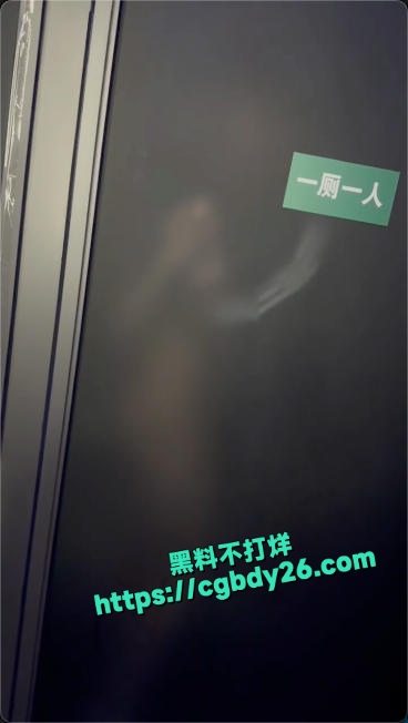 年轻男女酒吧厕所整活没脸见人了1
