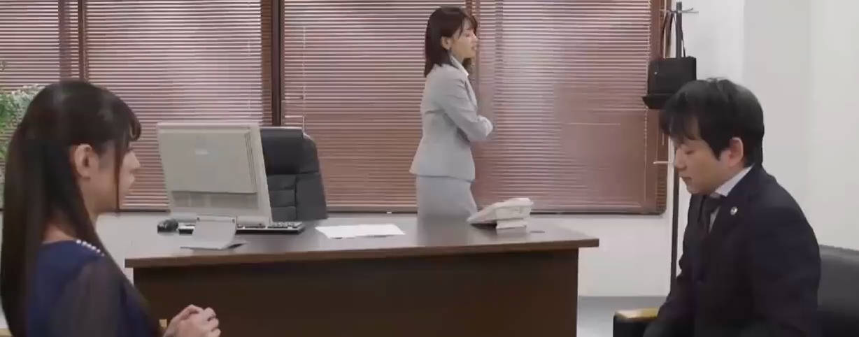 洗脑操逼术办公室大战 一男一女加人妖 女人用飞机杯给人妖打飞机