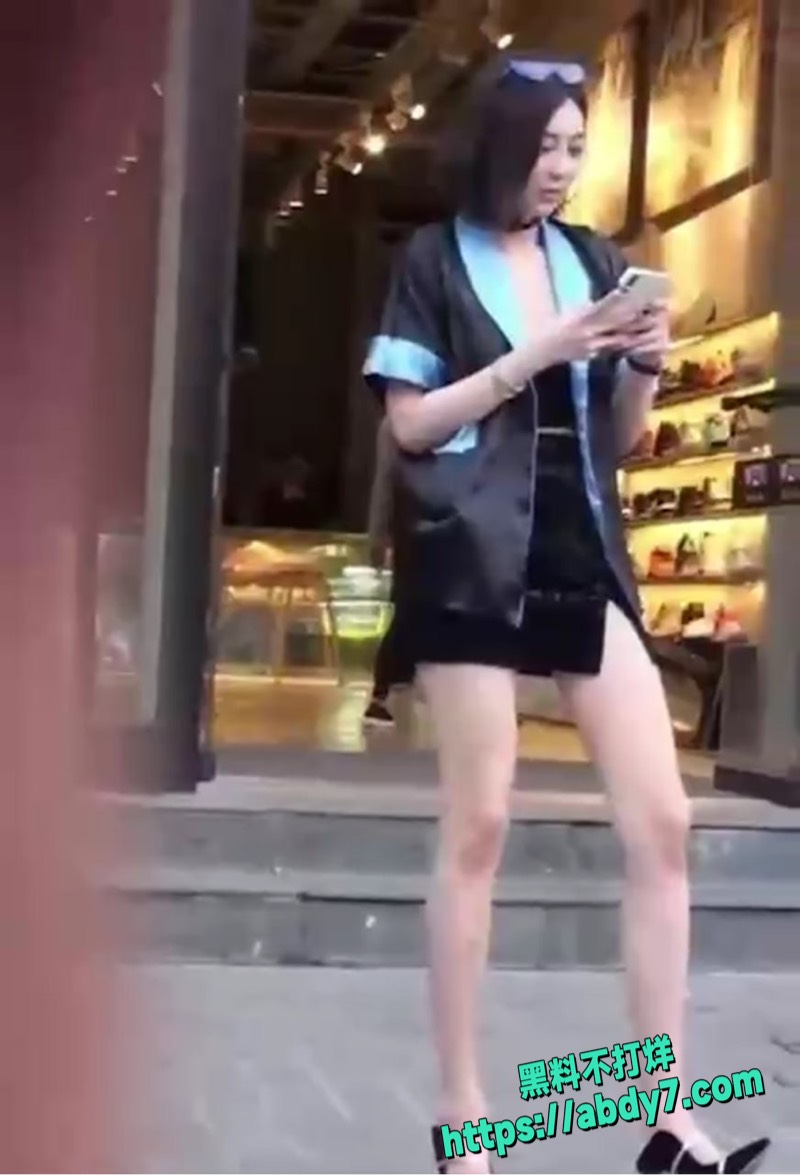少妇真空逛街视频6
