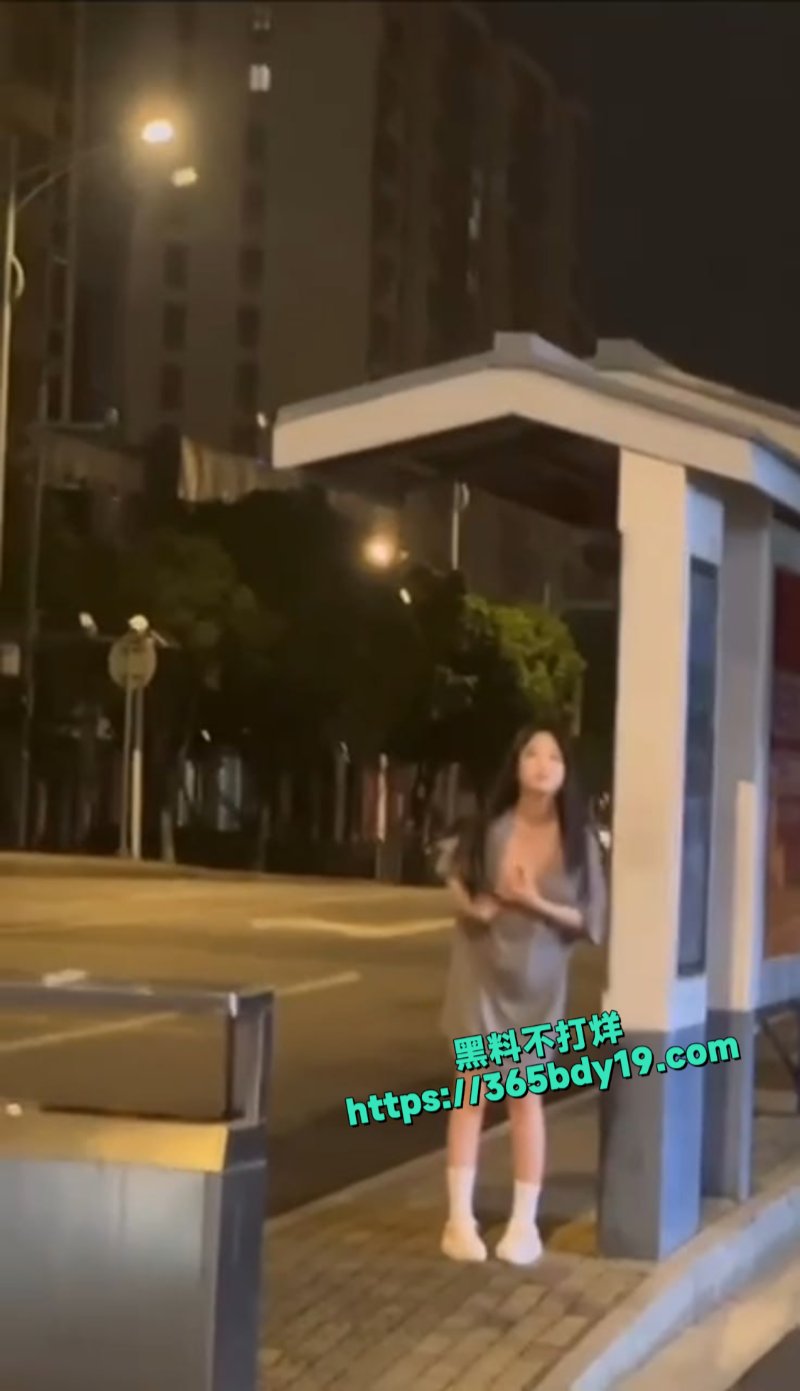 四川高颜值美女路边拍摄露出1