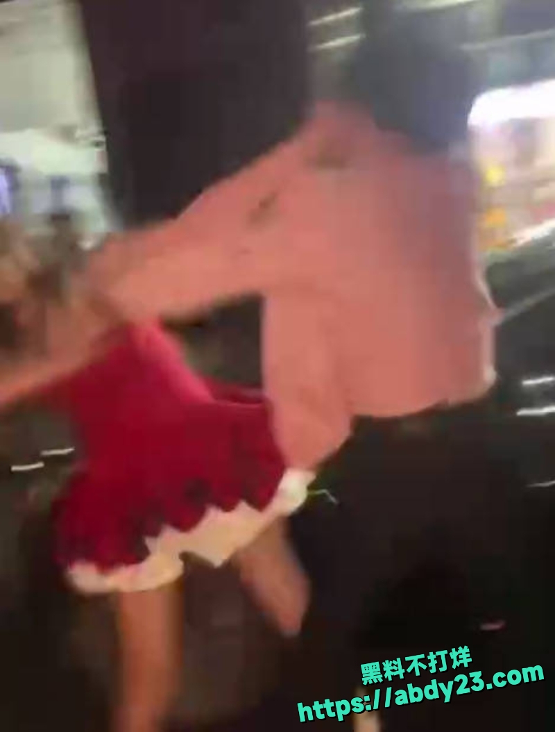 武汉红裙子女生怒怼男友8