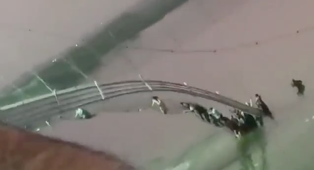 印度西部古吉拉特邦一座拉索桥突然断裂，造成141人死亡，镜头记录桥断瞬间