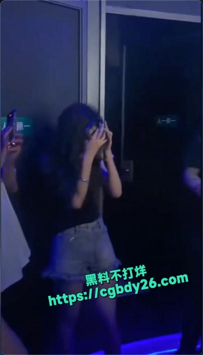 年轻男女酒吧厕所整活没脸见人了7