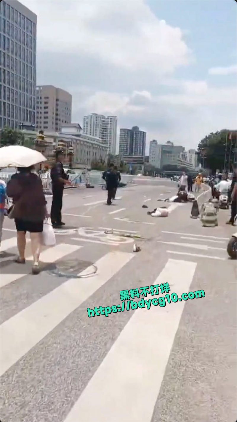 云南省昆明市金碧路发生汽车蓄意撞击多人事故2