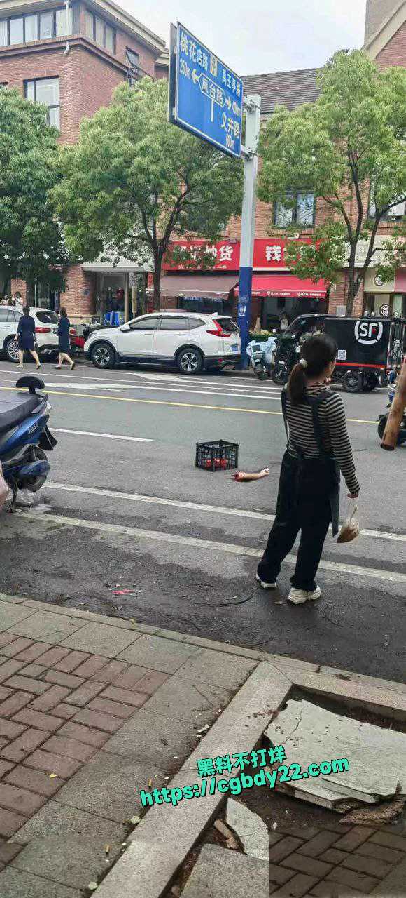 橡树湾二期刚才发生惨剧 夫妻吵架男的老婆胳膊砍掉了 自己跳楼了9