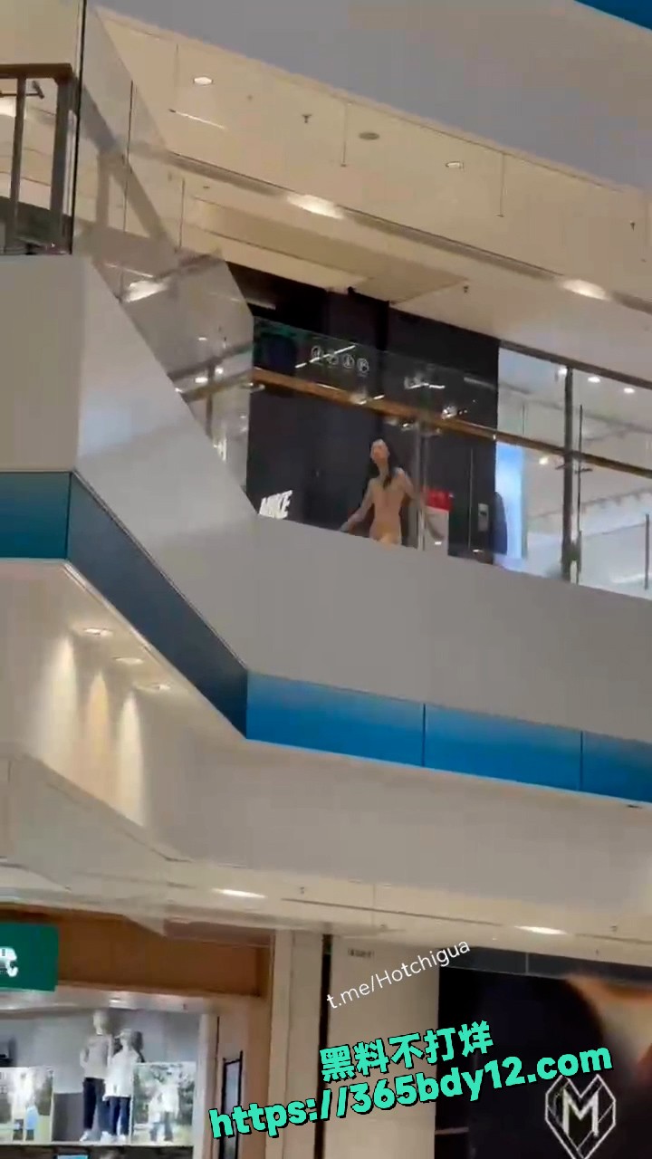 抖音热瓜苏州女子商场裸奔 7