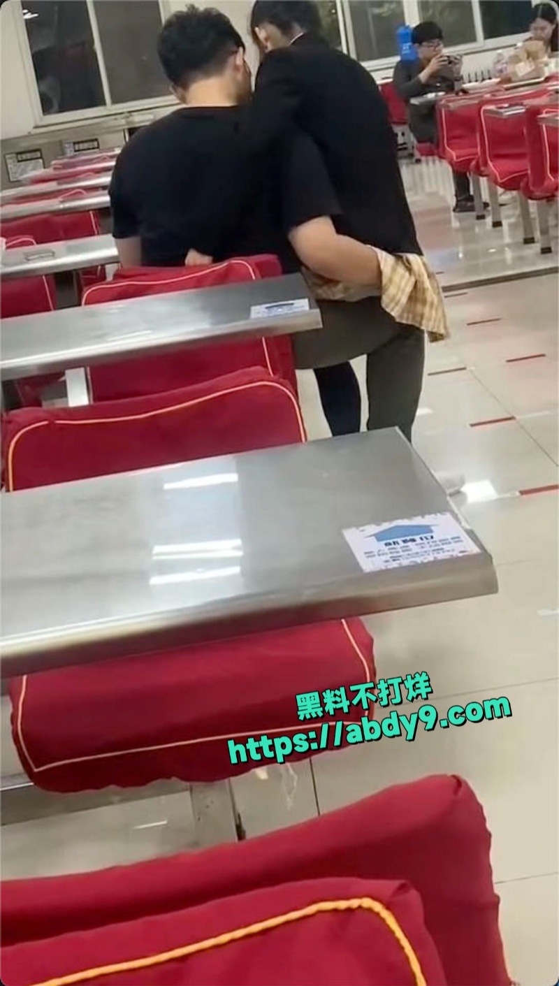 情侣公然在食堂调情 3