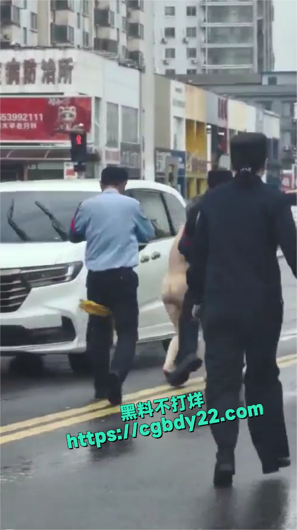 山东泰安一女子裸奔2