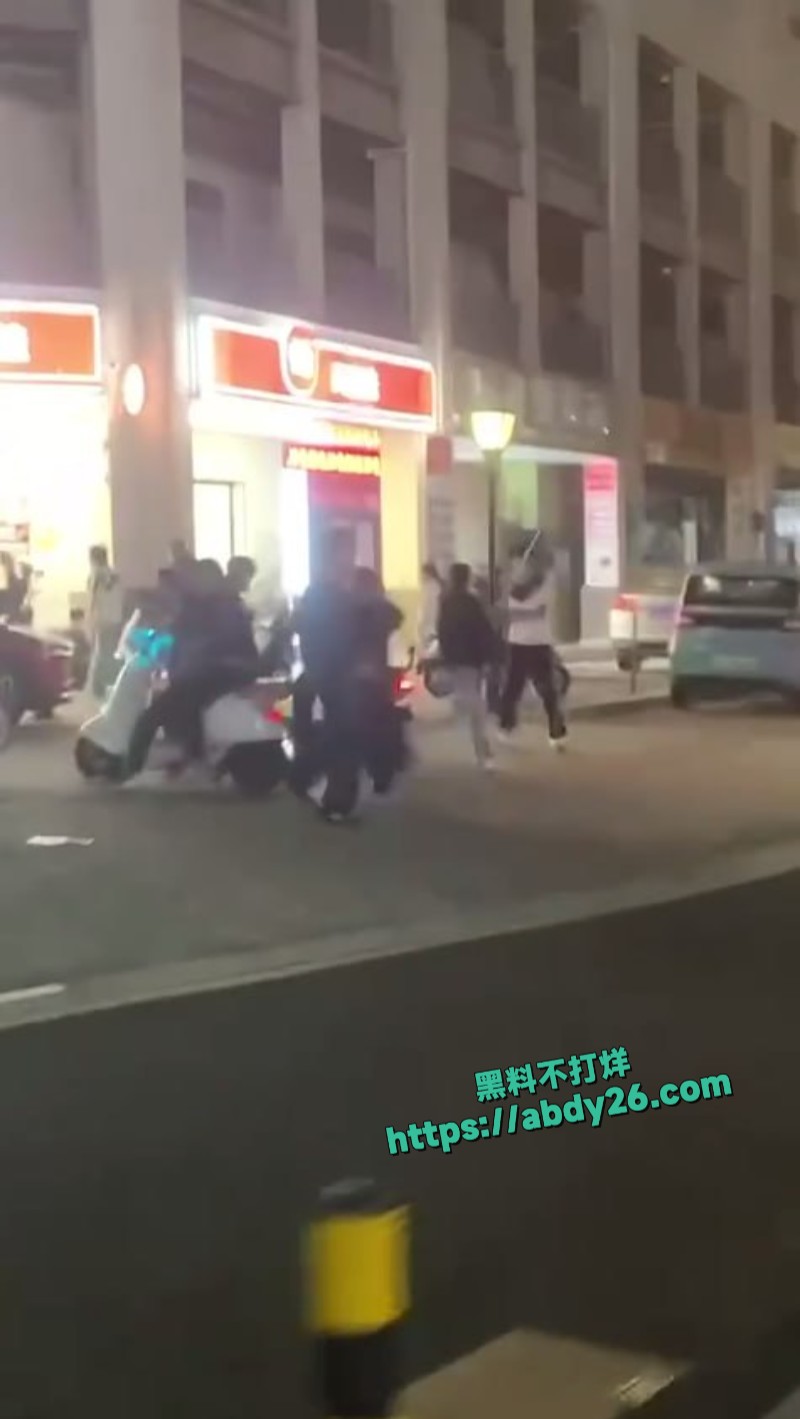 海南海口精神小伙打群架1
