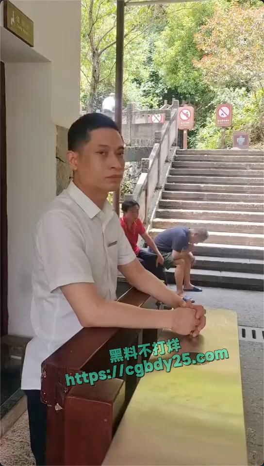 湖南邵阳崀山景区父亲欲上山救援孩子被阻拦4