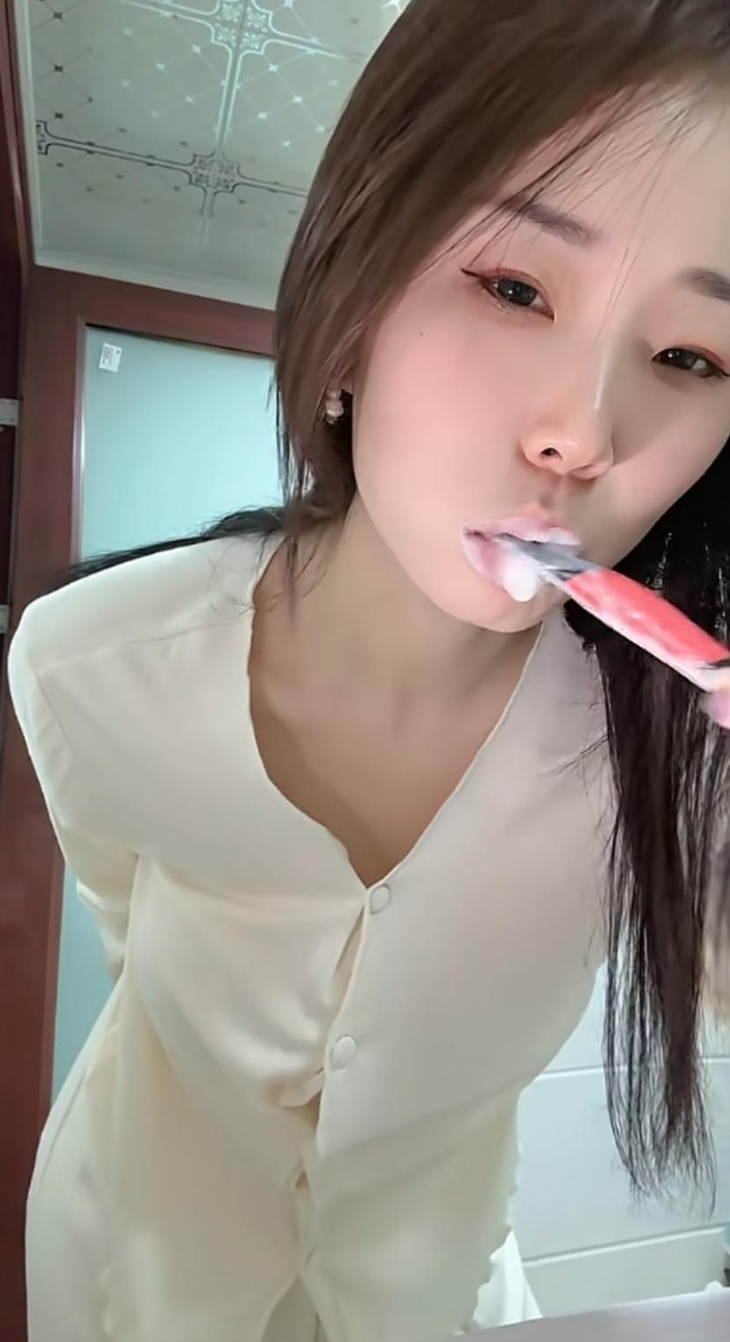 抖音120万粉Alano初夏 被扒出以前是个福利姬 发大尺度自慰视频给金主6