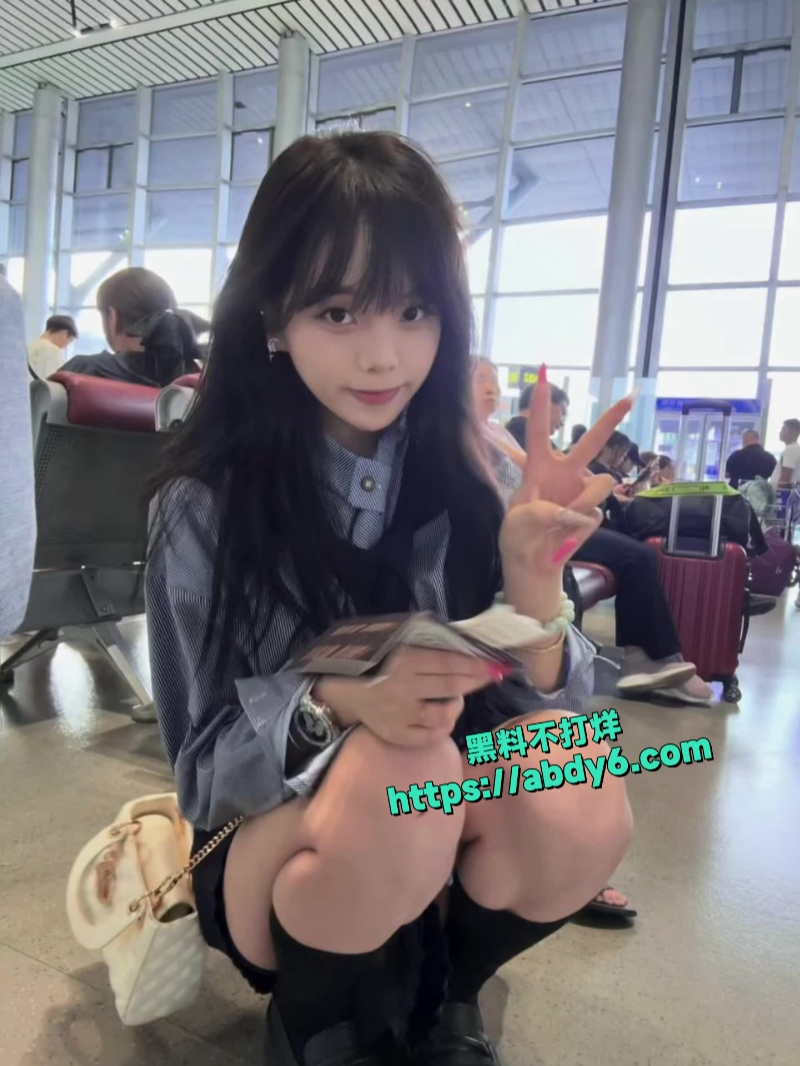 一黑人男子校园长凳与女同学交欢 8