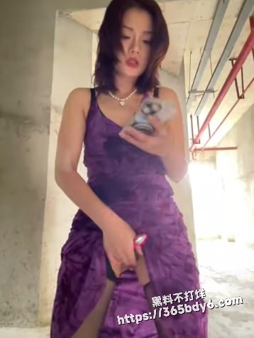 高颜值甜美外表火辣身材女神工地露出2