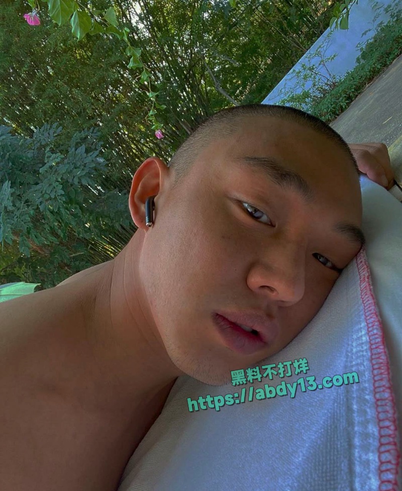 韩国影帝刘亚仁现身上海男同酒吧 33