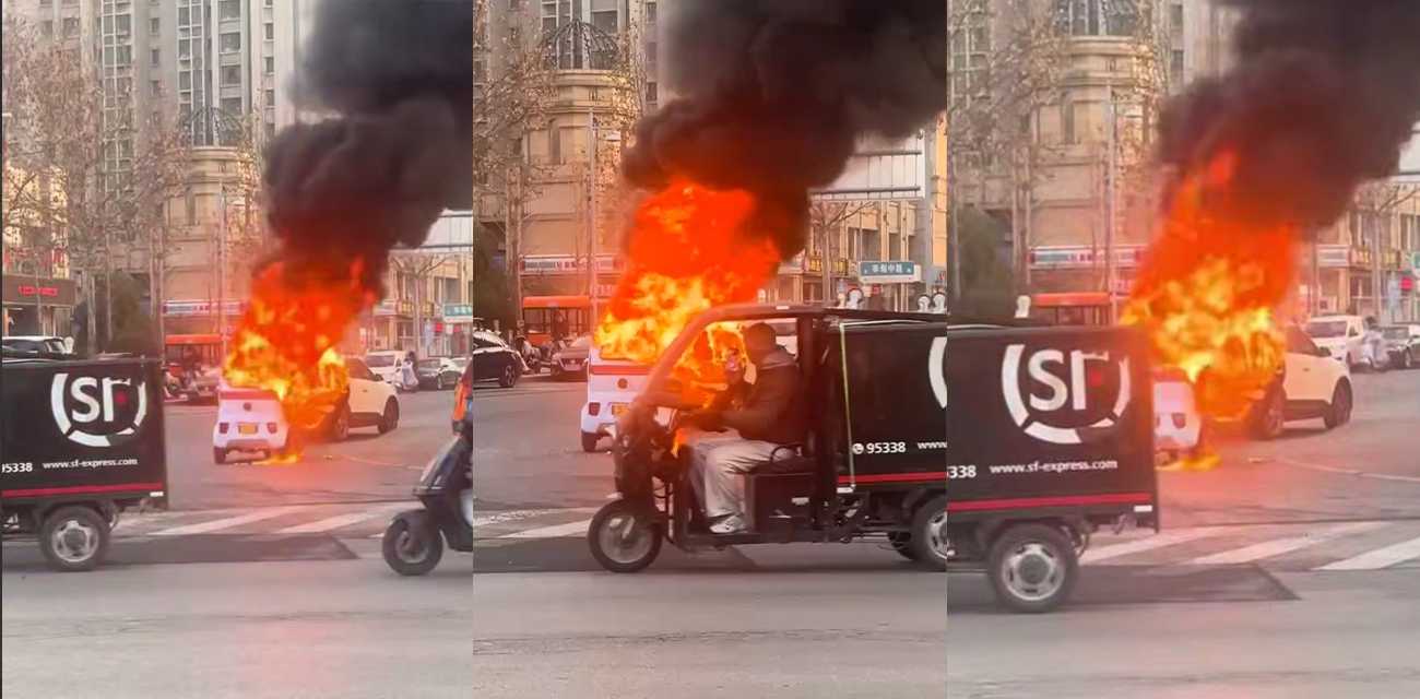 济南历城区祝舜路突发老头乐起火 现场浓烟滚滚 车辆被烧成空壳