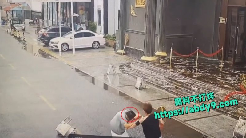两大哥酒店门口遭菜刀狂砍3